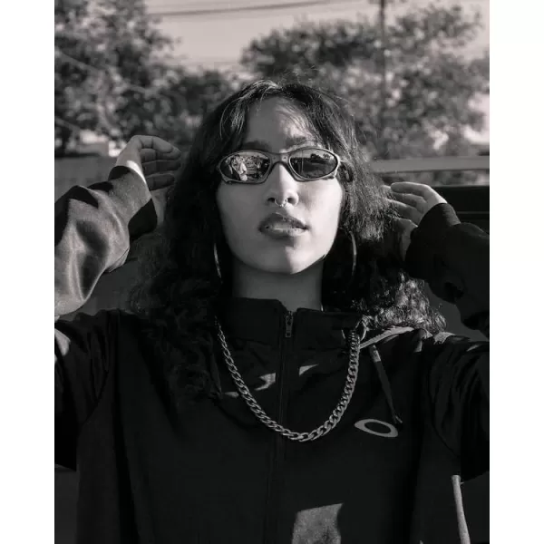 FEISEDY Wrap Around Fashion Sunglasses for Women Men Vintage Trendy Y2K Sunglasses Cool Bat Sport Sun Glasses B2335001 Black FrameGray Lens
